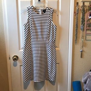 Ann Taylor 4P black & white dress. 🌺